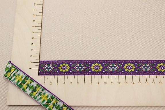Жак.лента 23мм Желтый/зеленый цветочный орнамент на фиолетово-пурпурном