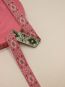 Жак.лента 22мм Св.зеленый/коричневый/молочный орнамент на розово-брусничном