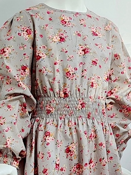 Детское платье из импортного хлопка  "Букеты роз на серо-бежевом"