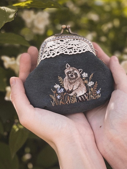 Кошелек с вышивкой в виде енота из микровельвета