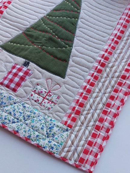 Комплект домашнего текстиля в технике пэчворк с фигурной стежкой