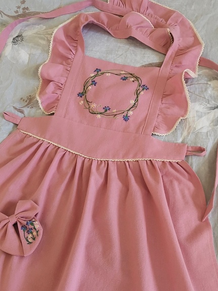 Фартук с вышивкой из полульна в цвете розовая дымка