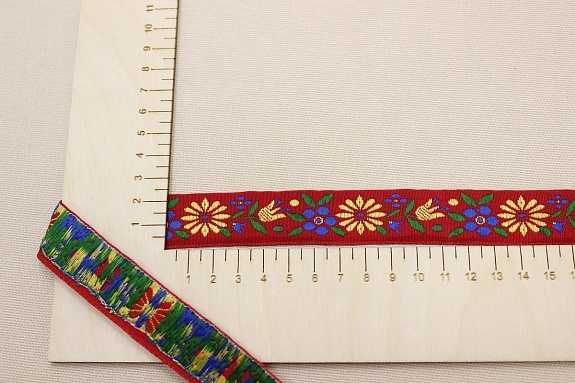 Жак.лента 23мм Желтые/васильковые цветы на темно-красном