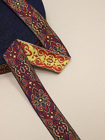 Жак.лента 32мм Орнамент (цв.красный/желтый/василек) на чернильном