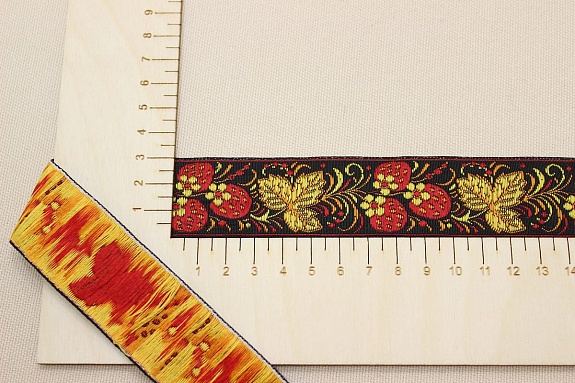 Жак.лента 30мм Землянички (желтые листочки) на черном