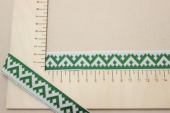 Жак.лента 24мм Зеленый оберег на белом