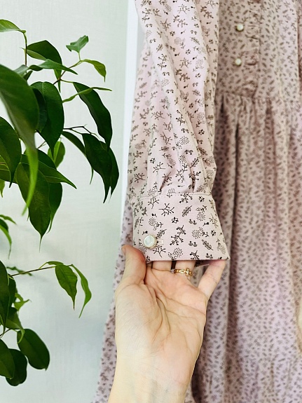 Платье из теплого хлопка "Мелкая ботаника" в розово-сиреневом цвете