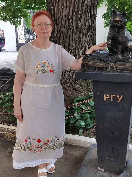 Платье из полульна с вышивкой