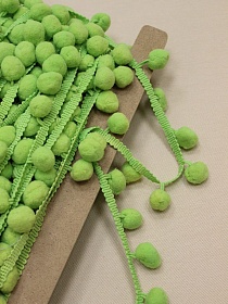 Брак(цена снижена) Тесьма "Помпоны" цв.салатово-зеленый, шир.тесьмы без помпона-8мм; помпон Ø-20мм
