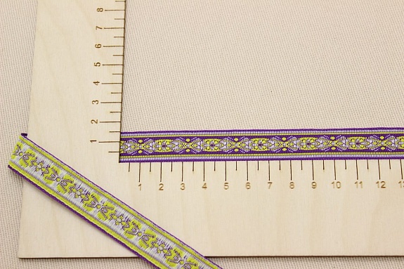 Жак.лента 16мм Желто-белый орнамент на фиолетово-пурпурном