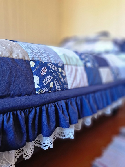 Комплект в технике пэчворк с оборками из шитья