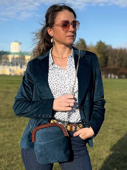 Жакет из бархата и клатч с деревянным фермуаром