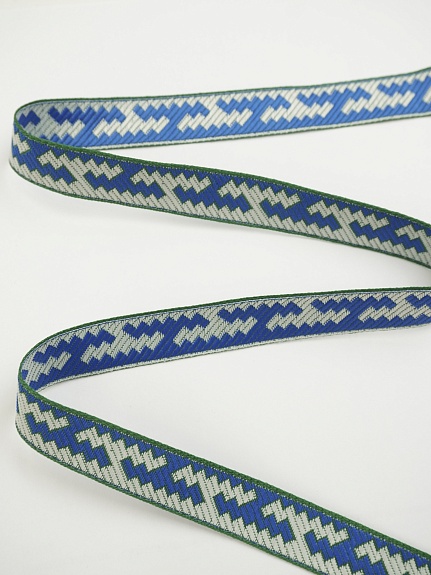 Жак.лента 18мм Васильковый/белый орнамент на зеленом