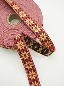 Жак.лента 24мм Светло-желтая (с черным) снежинка-цветок на темно-красном, рис.9455