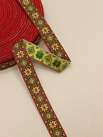 Жак.лента 18мм Желтые снежинки с зелеными ромбиками на красном