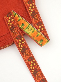 Жак.лента 24мм Желтые ягоды,оранжевые листочки на красном