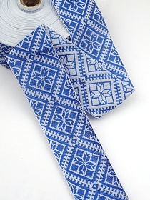 Жак.лента 70мм Крупная васильковая снежинка-орнамент на белом