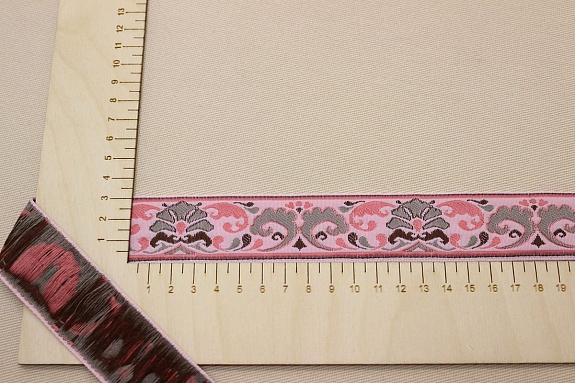 Жак.лента 33мм Завитушки (цв.серо-бежевый/розовая брусника) на нежно-розовом