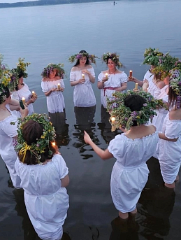 Платья из однотонного сатина