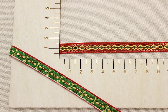 Жак.лента 10мм Желто-зеленый орнамент на красном, рис.9328