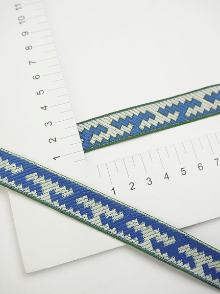 Жак.лента 18мм Васильковый/белый орнамент на зеленом