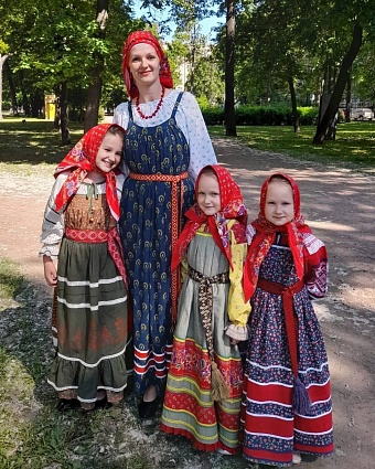 Барановский платок в народном костюме