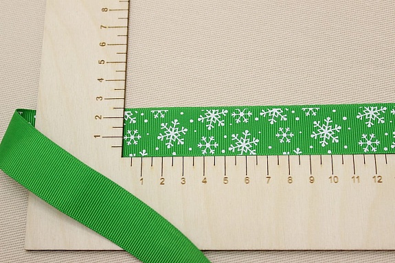 Лента репсовая "Белые снежинки на зеленом", ш.25мм