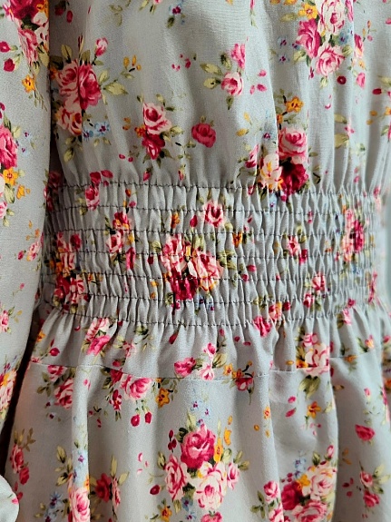 Детское платье из импортного хлопка  "Букеты роз на серо-бежевом"