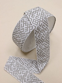 Жак.лента 53мм Серо-бежевая макошь на белом