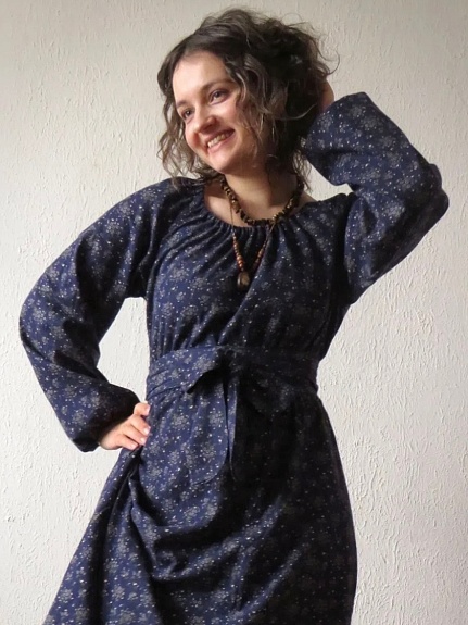 Платье из теплого хлопка "Мелкое соцветие на чернильно-синем"