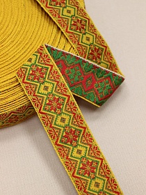 Жак.лента 31мм Красно-зеленые снежинки-ромбики на желтом