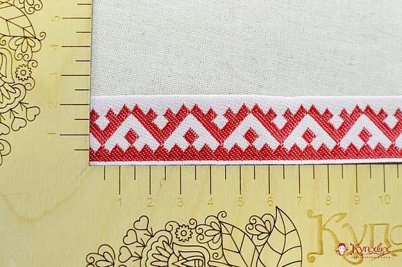 Жак.лента 24мм Красный оберег на белом#011394