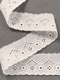 Шитье цв.молочно-белый (общая ширина 35мм, ширина вышивки 27мм), хлопок-100%, батист