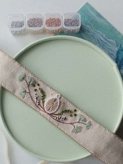 Украшение для шеи из бархата с вышивкой