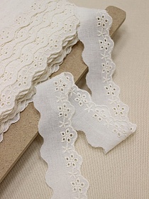 Шитье цв.кремовый (общая ширина 35мм, ширина вышивки 17мм), хлопок-100%, батист