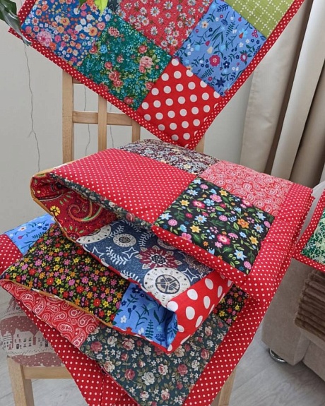 Лоскутное одеяло в русском стиле и декоративные подушки