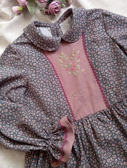 Платье из с вышивкой теплого хлопка "Брусника на винтажно-сером"