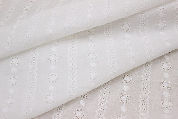 Шитье "Кружевные полосы" цв.молочно-белый, ВИД2, общ.ш.1.5м, ш.вышитой части 1.38м, батист, хл.-100%