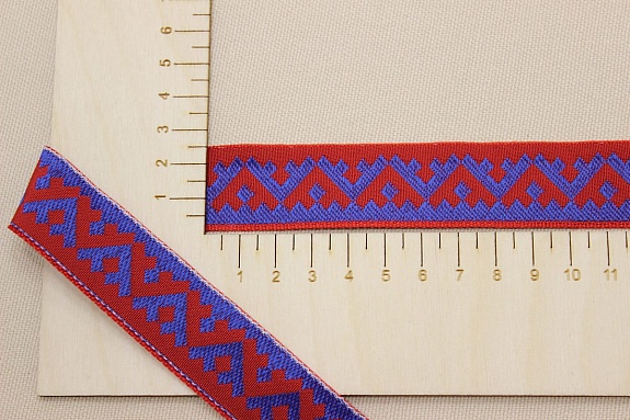 Жак.лента 24мм Васильковый оберег на темно-красном