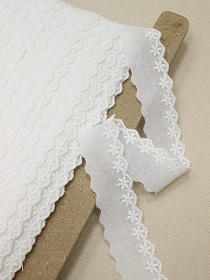 Шитье цв.молочно-белый (общая ширина 31мм, ширина вышивки 13мм), хлопок-100%, батист