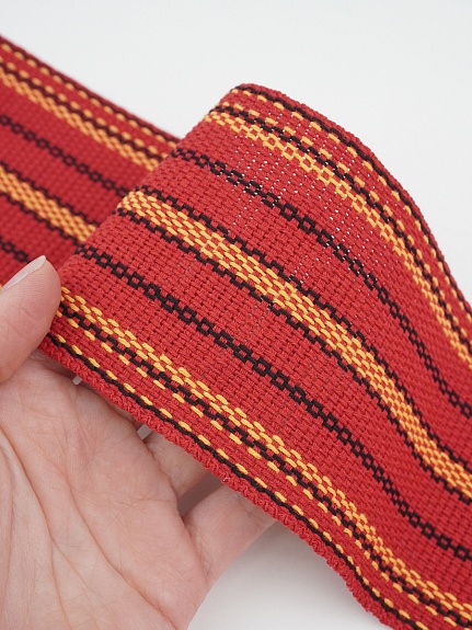 Лента тканая для поясов, 80мм Черно-желтая строчка на красном