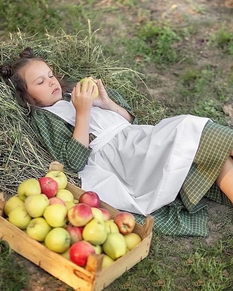 Детское платье с фартуком из пестряди "Средняя клетка"