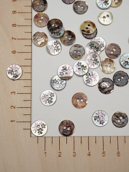 Пуговица перламутр, черно-розовые цветы, 11мм, 2 отверстия