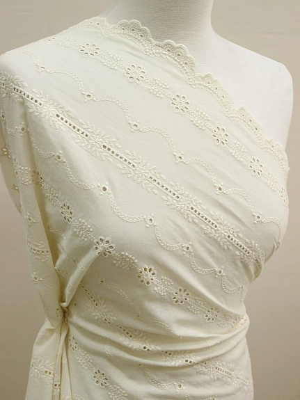 Шитье "Цветочное ожерелье" (фестоны с 2х сторон) цв.кремовый, ш.1.35м, батист, хл-100%, 80гр/м.кв