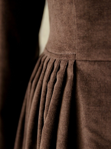 Платье из микровельвета в бежево-коричневом цвете