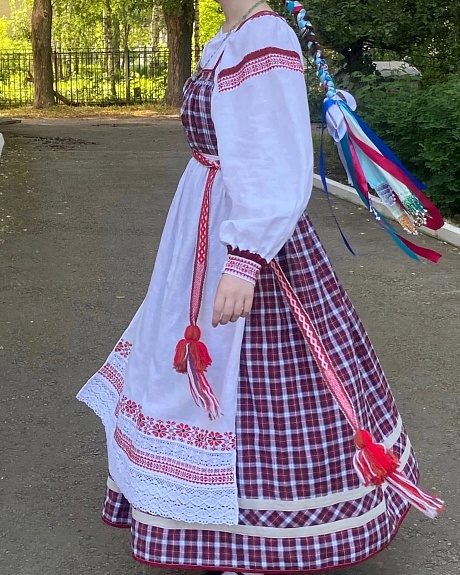 Народный костюм из поплина, пестряди и кружева