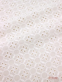 Брак(уценка) Шитье "Цветочная набойка" цв.молочный, общ.ш.1.5м, ш. выш.части 1,37м, батист, хл-100%