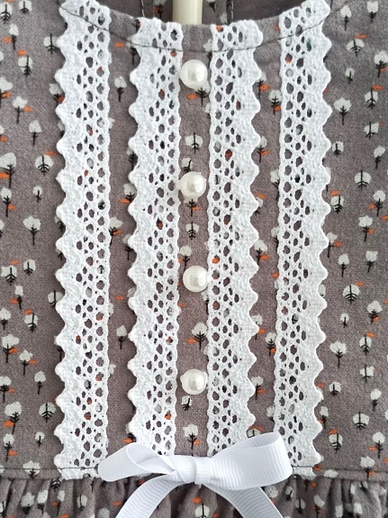 Детское платье из теплого хлопка "Мелкие белые листочки на серо-бежевом"