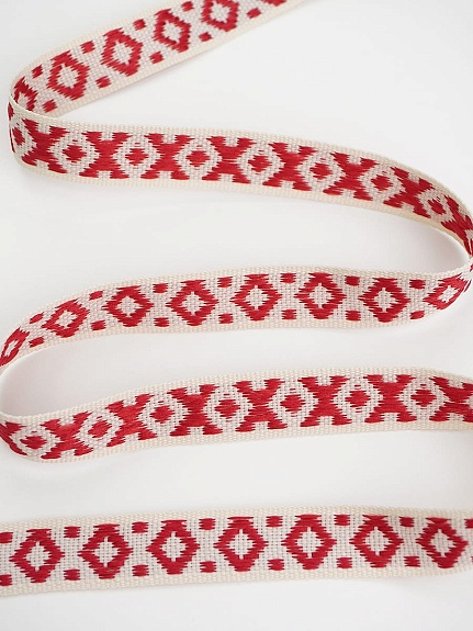 Жак.лента 17мм Славянский оберег Красные ромбики на кремовом