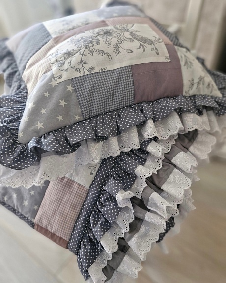 Покрывало и декоративная подушка в стиле пэчворк из перкали, поплина, бязи и оборки из шитья